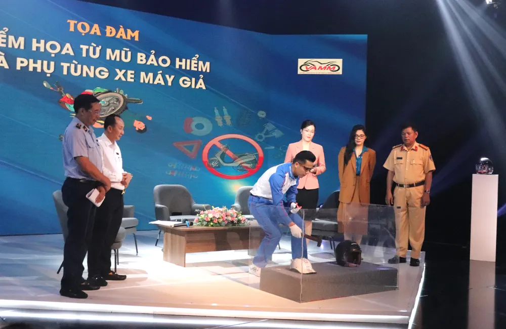 Thực hiện va chạm mạnh với nón bảo hiểm thật và giả tại tọa đàm IMG_2832.JPG