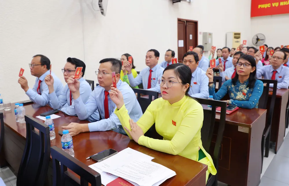 Đại biểu biểu quyết tại đại hội Hinh 2.jpg