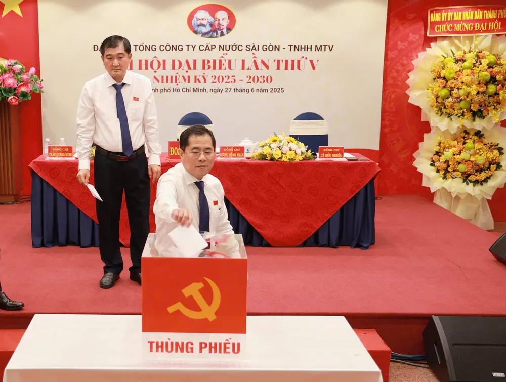 Đại biểu bỏ phiếu bầu tại đại hội Hinh 3.jpg