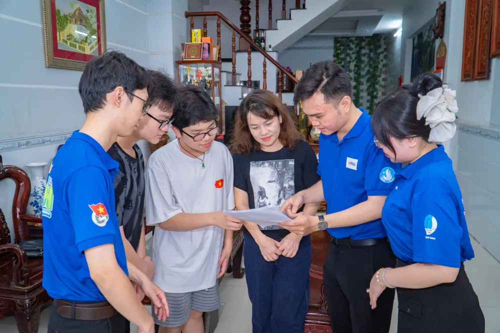 Sinh viên Phân hiệu Học viện Hành chính và Quản trị công TPHCM tuyên truyền dịch vụ công trực tuyến đến người dân ngay tại nhà Hinh 1.jpg