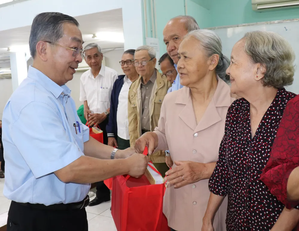 Phó Ban Tổ chức Thành ủy TPHCM Võ Ngọc Quốc Thuận trao quà cảm ơn các Trưởng Ban liên lạc Cựu tù chính trị và tù binh quận, huyện IMG_2981.JPG