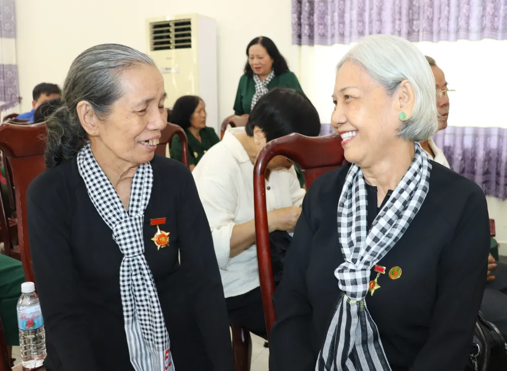 Các nữ cựu TNXP trong ngày họp mặt IMG_3031.JPG