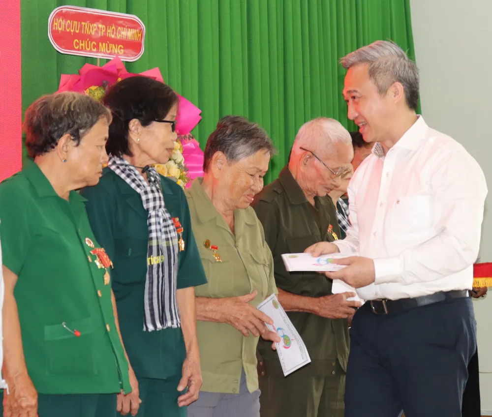 Phó Bí thư Thành ủy TPHCM Đặng Minh Thông trao quà chăm lo các cựu TNXP hoàn cảnh khó khăn IMG_3064.JPG
