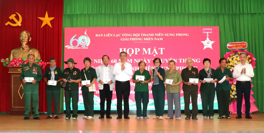 Đồng chí Nguyễn Phước Lộc, đồng chí Đặng Minh Thông trao quà chăm lo cựu TNXP khó khăn IMG_3068.JPG