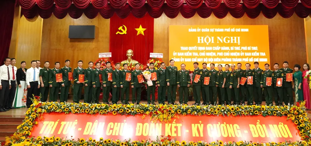 Trao quyết định chỉ định Ban Chấp hành Đảng bộ, Ban Thường vụ, Bí thư, Phó Bí thư Đảng ủy Ban chỉ huy Bộ đội biên phòng TPHCM nhiệm kỳ 2025-2030 Hinh 1.JPG