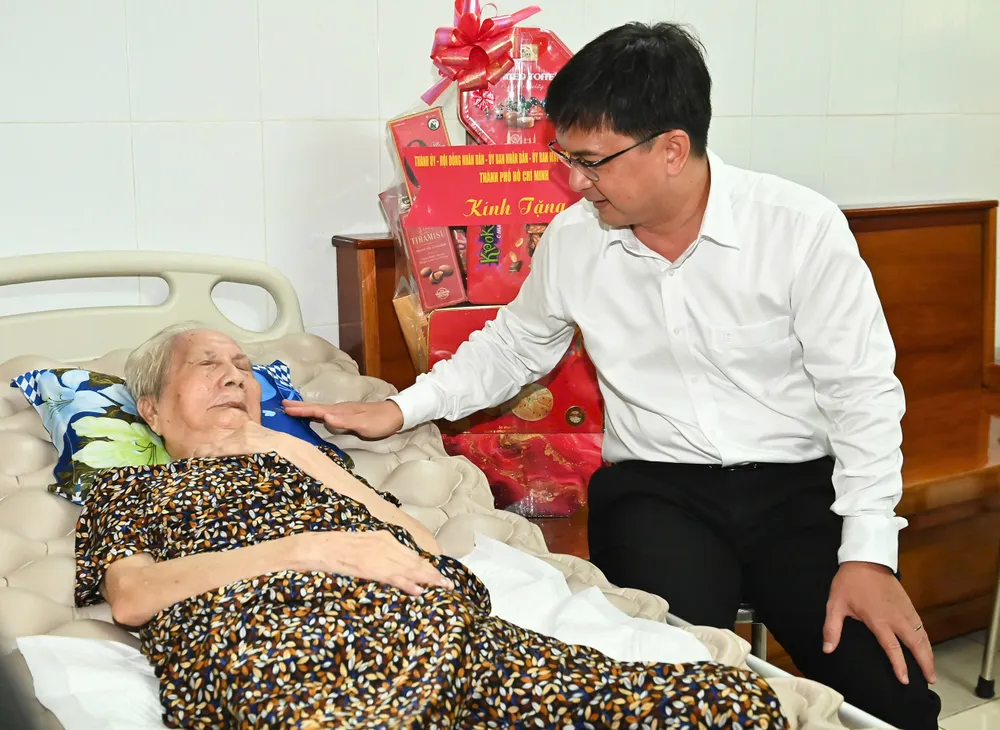 Trưởng Ban Tuyên giáo và Dân vận Thành ủy TPHCM Nguyễn Mạnh Cường thăm, tặng quà bà Trần Thị Năm. Ảnh: VIỆT DŨNG Bà Năm.jpg