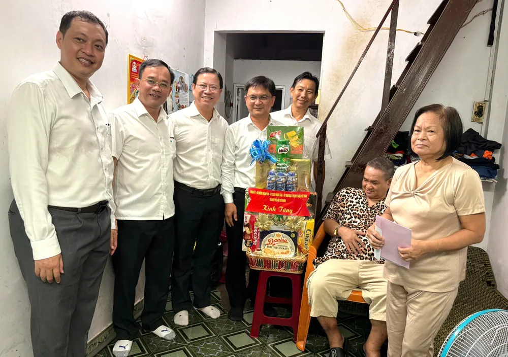 Đoàn đến thăm hỏi, tặng quà Bệnh binh Trần Quý Đức. Ảnh: THÁI PHƯƠNG Ông Đức.jpg