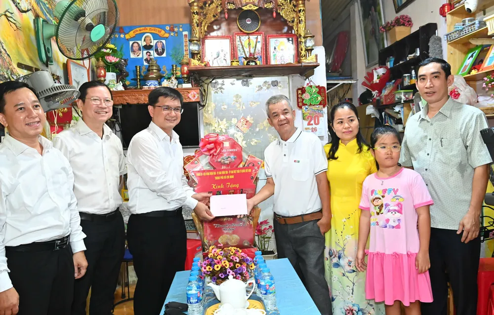 Trưởng Ban Tuyên giáo và Dân vận Thành ủy TPHCM Nguyễn Mạnh Cường thăm, tặng quà thương binh Nguyễn Hồng Xuân. Ảnh: VIỆT DŨNG Ông Xuân.jpg