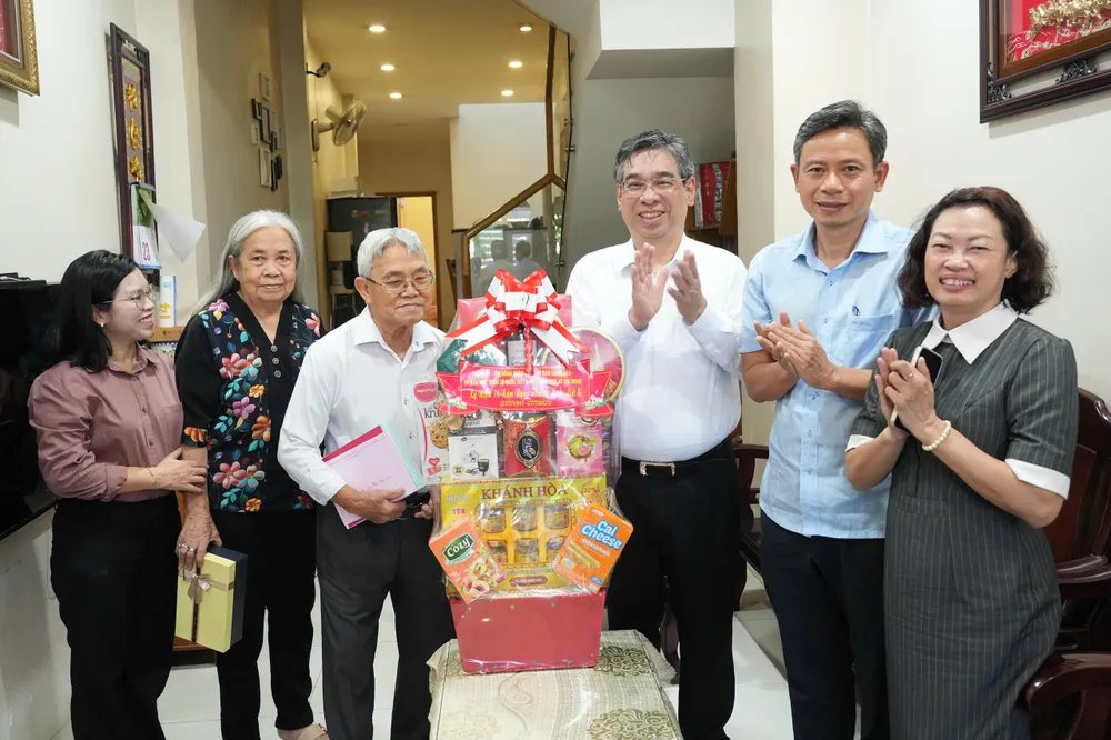 Đoàn đến nhà thăm, tặng quà thương binh Phạm Đình Toàn Hinh 3.jpg