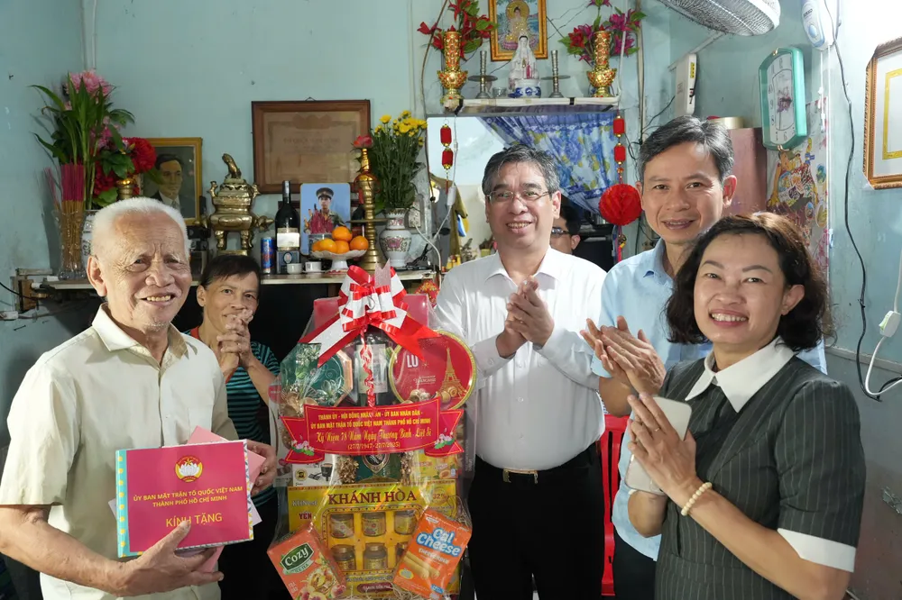 Đồng chí Nguyễn Phước Lộc thăm, tặng quà gia đình bà Trần Thị Thìn Hinh 4.jpg