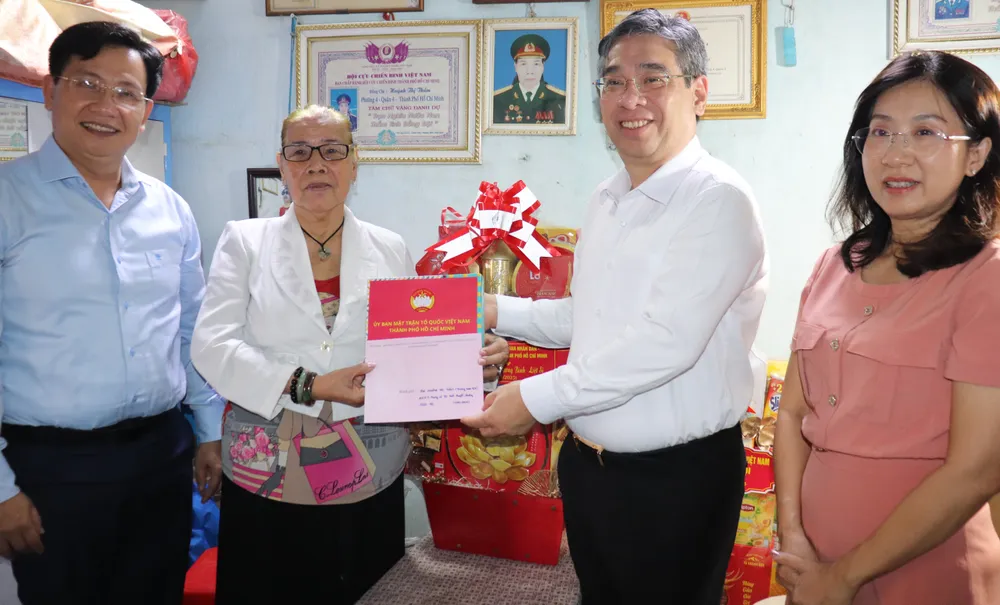Đồng chí Nguyễn Phước Lộc thăm, tặng quà thương binh Huỳnh Thị Thắm IMG_3156.JPG