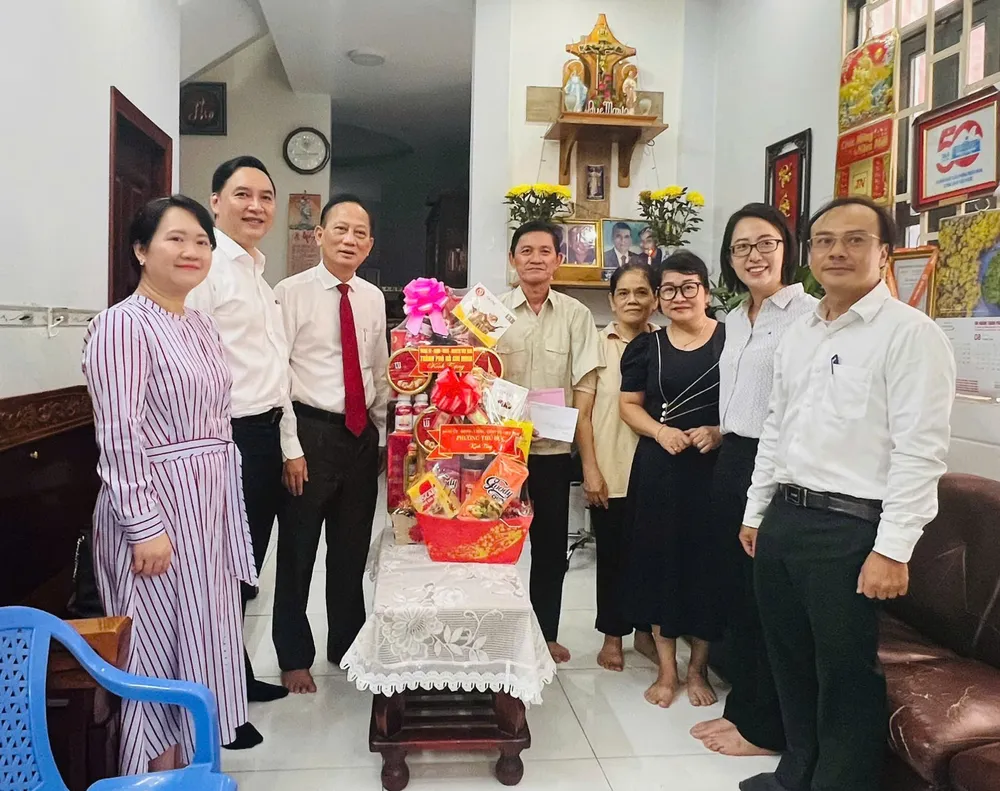 Đoàn đến nhà thăm, tặng quà gia đình thương binh, bệnh binh Anh 3.jpg