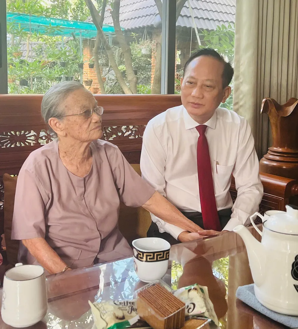 Đoàn đến nhà thăm hỏi gia đình thương binh, bệnh binh Anh 5.jpg