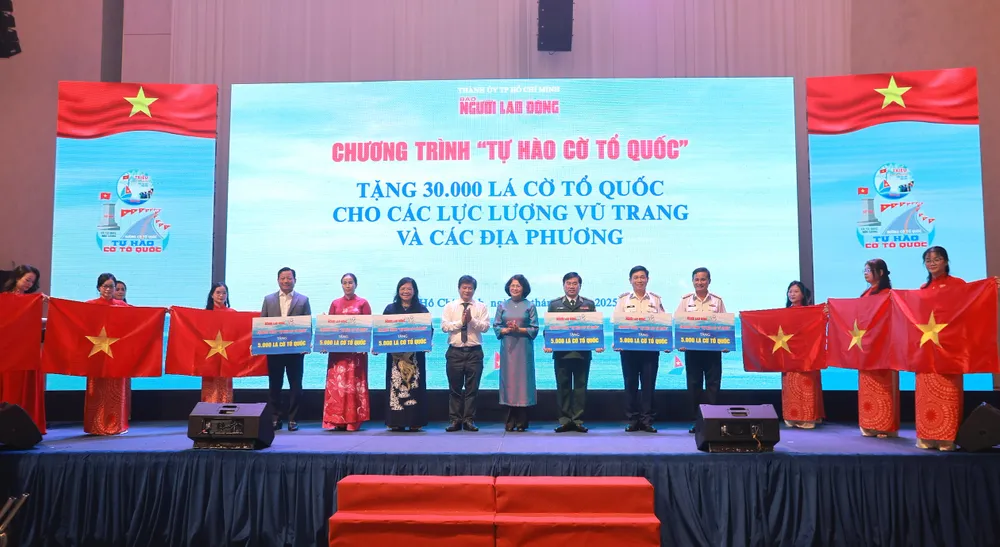 Tặng cờ Tổ quốc tại lễ kỷ niệm Hinh 3.jpg