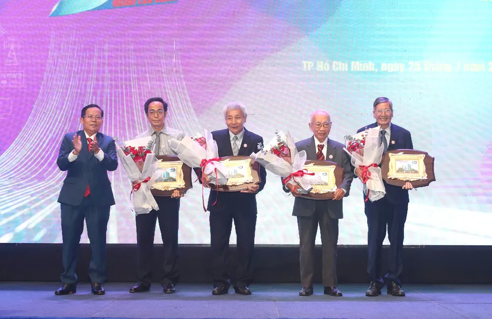 Nhà báo Tô Đình Tuân, Tổng Biên tập Báo Người Lao Động tri ân các đồng chí nguyên lãnh đạo báo Hinh 5.jpg