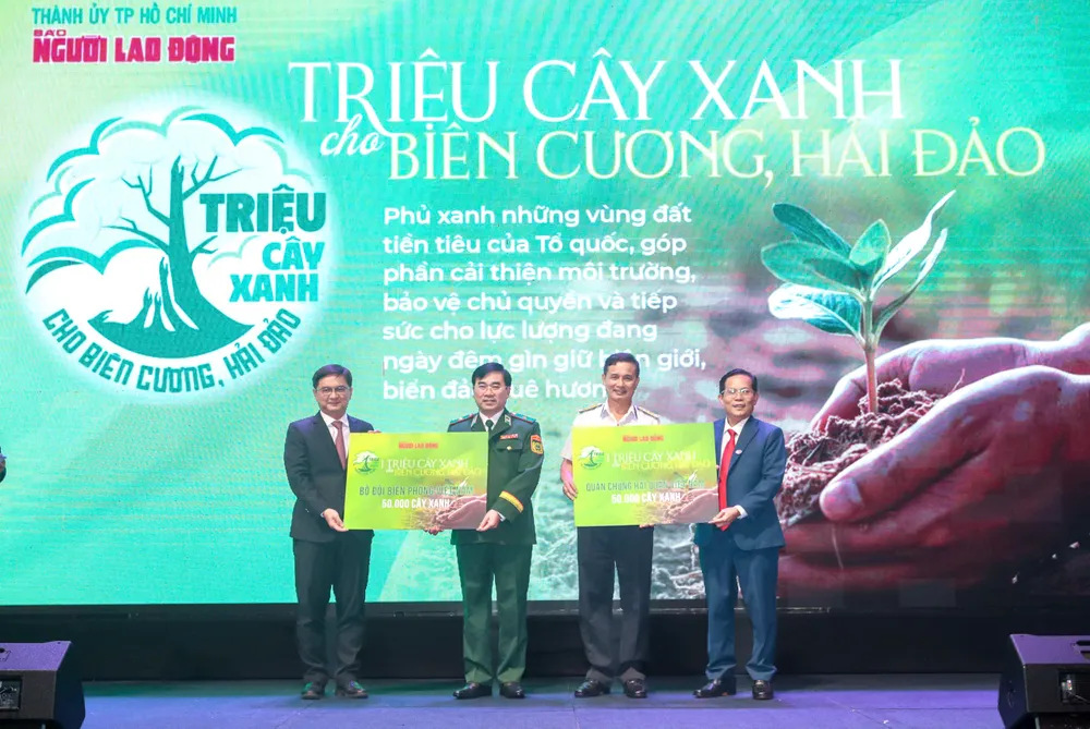 Trưởng Ban Tuyên giáo và Dân vận Thành ủy TPHCM Nguyễn Mạnh Cường trao cây xanh tại lễ kỷ niệm Hinh 6.jpg