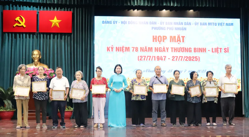 Trao giấy công nhận “Gia đình cách mạng gương mẫu” đến các gia đình phường Phú Nhuận. Ảnh: THÁI PHƯƠNG IMG_3220.JPG