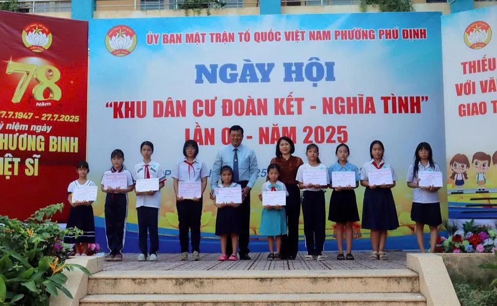 Trao học bổng đến học sinh nghèo hiếu học tại phường Phú Định. Ảnh: HỒNG HẢI Phú Định 2.jpg