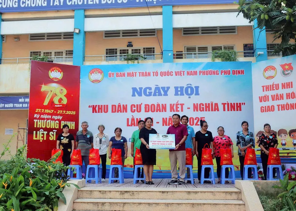 Phường Phú Định thực hiện chương trình dùng gạo miễn phí trong 1 năm cho 10 đoàn viên và người dân có hoàn cảnh khó khăn. Ảnh: HỒNG HẢI Phú định 3.jpg