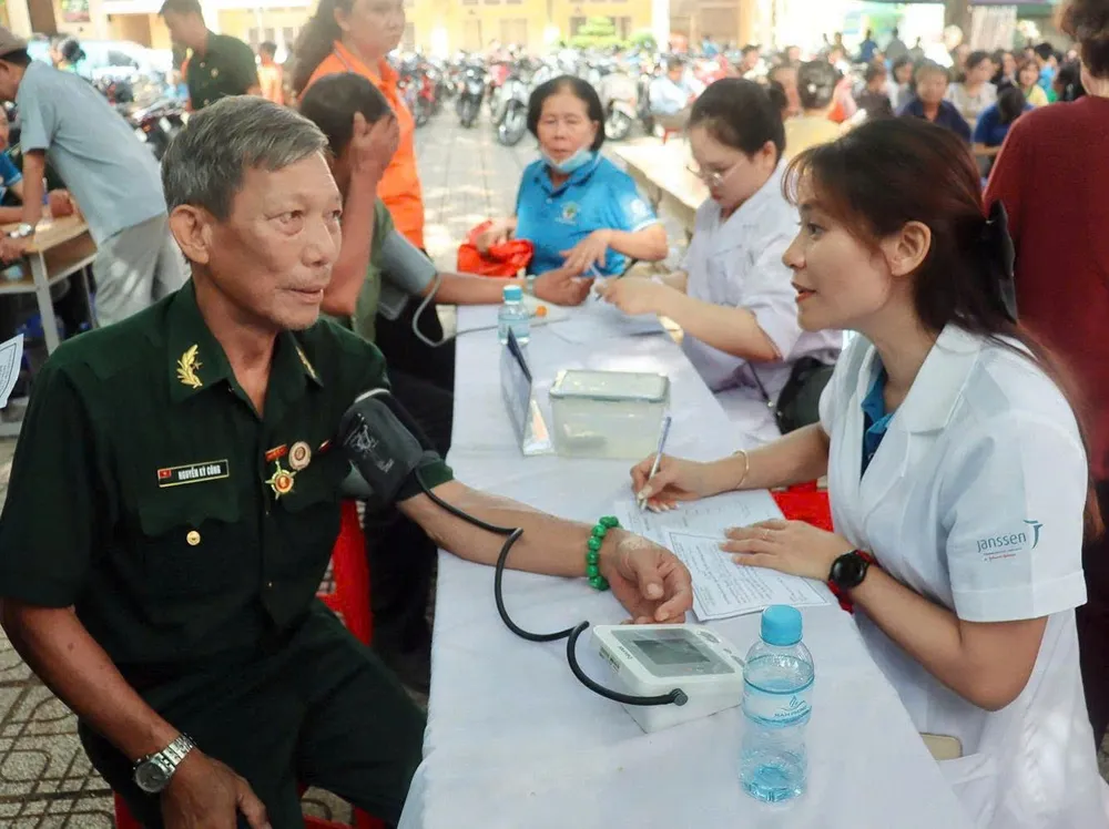 Khám sức khỏe miễn phí và tặng quà cho 100 hội viên Cựu chiến binh phường Phú Định. Ảnh: HỒNG HẢI Phú Định 4.jpg
