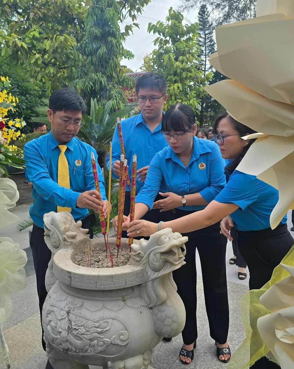 មន្ត្រីសហជីពអុជធូបរំលឹកវិញ្ញាណក្ខន្ធវីរជន Hinh 1.jpg