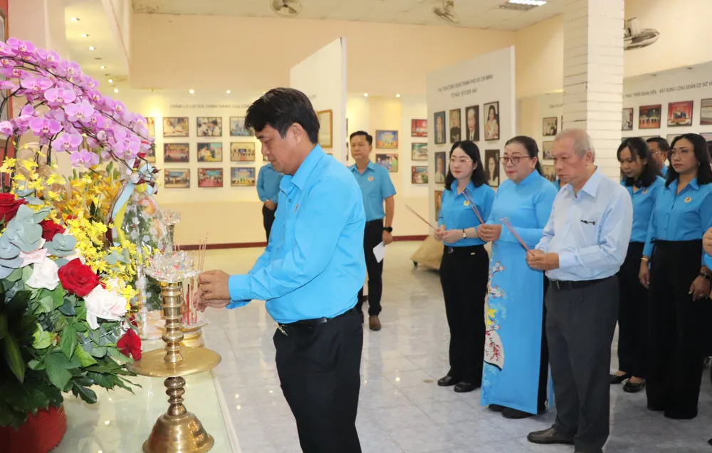 Chủ tịch LĐLĐ TPHCM Bùi Thanh Nhân cùng đoàn cán bộ công đoàn dâng hương tưởng nhớ Chủ tịch Hồ Chí Minh và Chủ tịch Tôn Đức Thắng tại phòng Truyền thống Công nhân - Công đoàn Thành phố