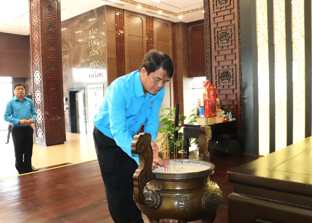 ប្រធានសហព័ន្ធការងារទីក្រុងហូជីមិញ Bui Thanh Nhan អុជធូបគោរពវិញ្ញាណក្ខន្ធលោក Ton Duc Thang IMG_3258.JPG