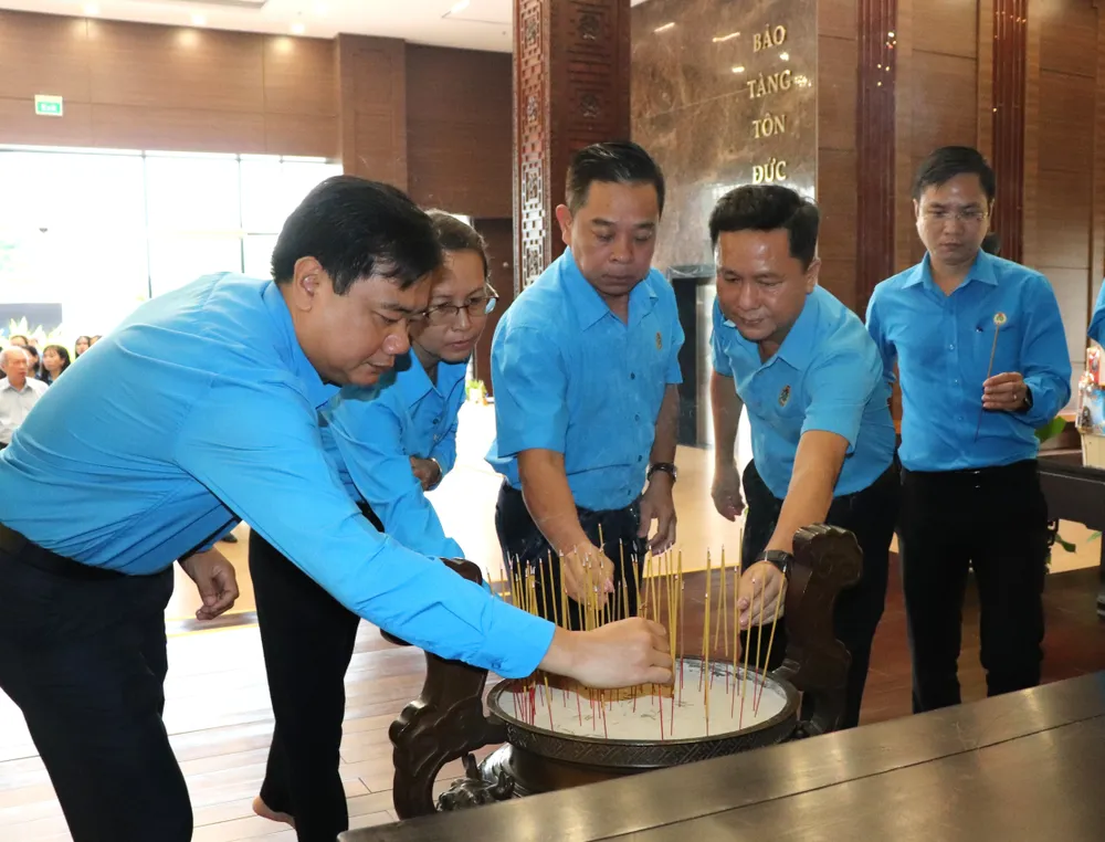 មន្ត្រីសហជីពអុជធូបគោរពវិញ្ញាណក្ខន្ធលោកប្រធាន Ton Duc Thang IMG_3284.JPG