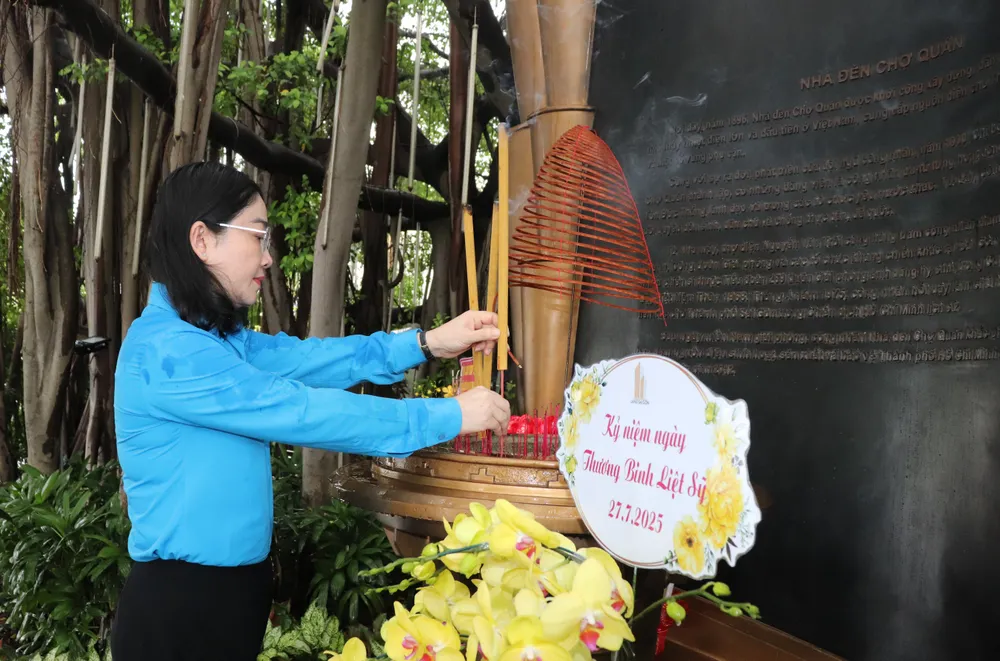 អនុប្រធានសហព័ន្ធការងារទីក្រុងហូជីមិញ លោក Nguyen Kim Loan អញ្ជើញអុជធូបរំលឹកវិញ្ញាណក្ខន្ធវីរជនយុទ្ធជនពលីនៅវិមានអនុស្សាវរីយ៍ Nha Den - Cho Quan។ IMG_3301.JPG