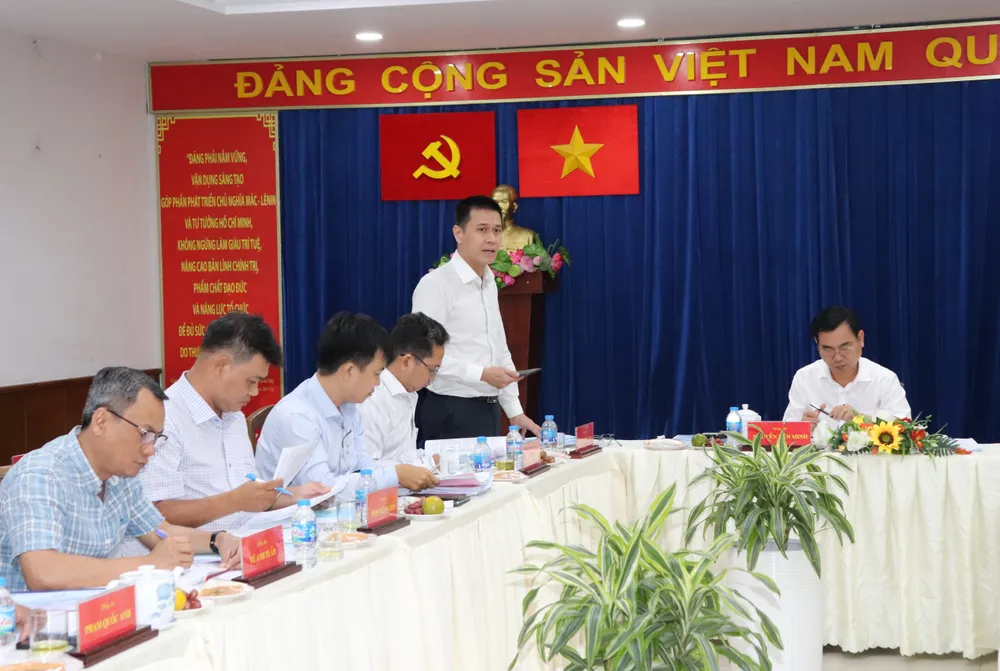 Các thành viên đoàn công tác trao đổi với địa phương IMG_3323.JPG