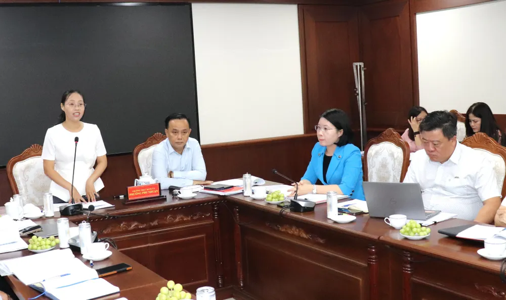 Đại diện phường Phú Nhuận báo cáo tại buổi làm việc IMG_3370.JPG