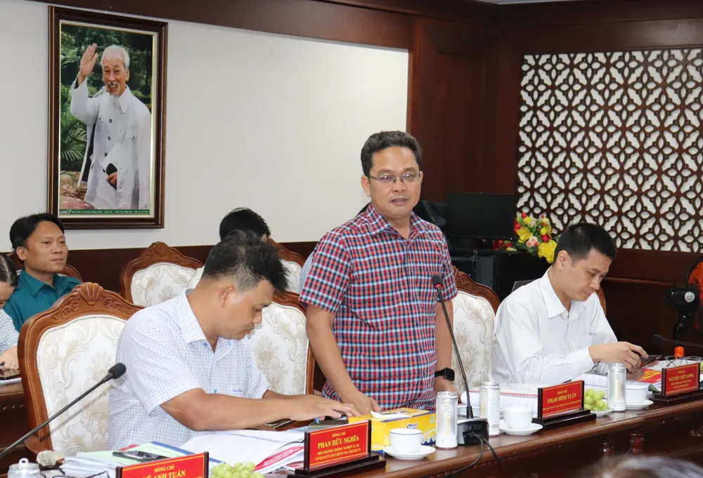 Các thành viên tổ công tác góp ý tại buổi làm việc IMG_3389.JPG