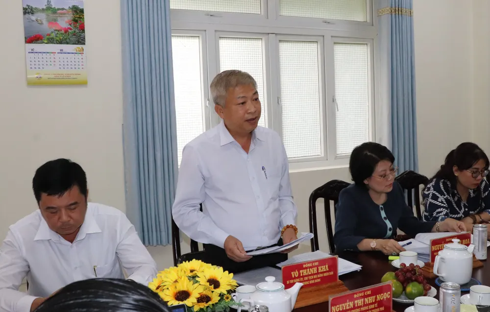 Bí thư Đảng ủy, Chủ tịch HĐND Phường Bình Đông Võ Thành Khả báo cáo tại buổi làm việc IMG_3461.JPG