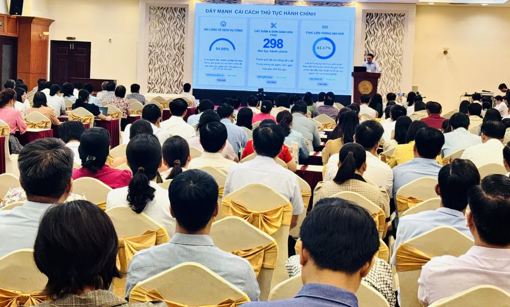 Đại biểu báo cáo tại hội nghị Hinh 2.jpg
