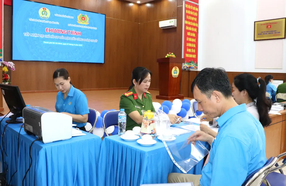Cán bộ công an và cán bộ công đoàn hỗ trợ công đoàn cơ sở IMG_3480.JPG