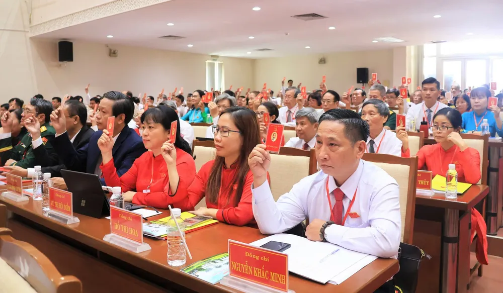 Các đại biểu biểu quyết tại đại hội Hinh 2.jpg