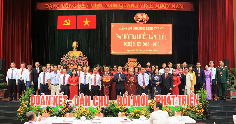 Chủ nhiệm Ủy ban Kiểm tra Thành ủy TPHCM Võ Văn Dũng tặng hoa chúc mừng Ban Chấp hành Đảng bộ phường Bình Thạnh HInh 3.jpg