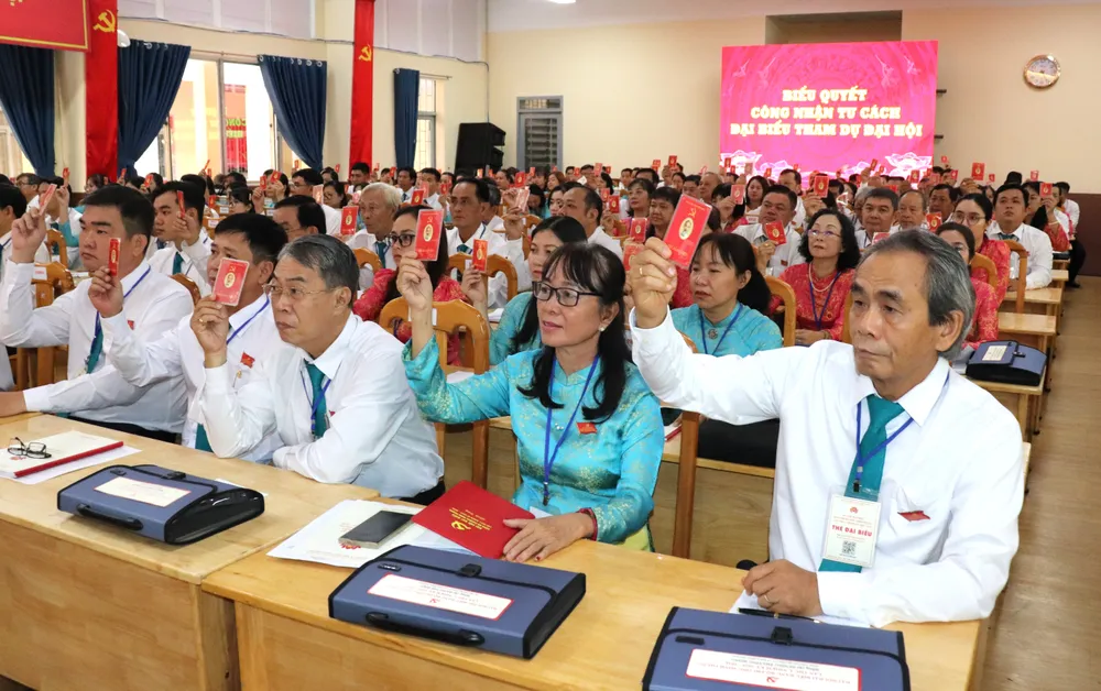 Đại biểu biểu quyết các vấn đề tại đại hội IMG_3585.JPG