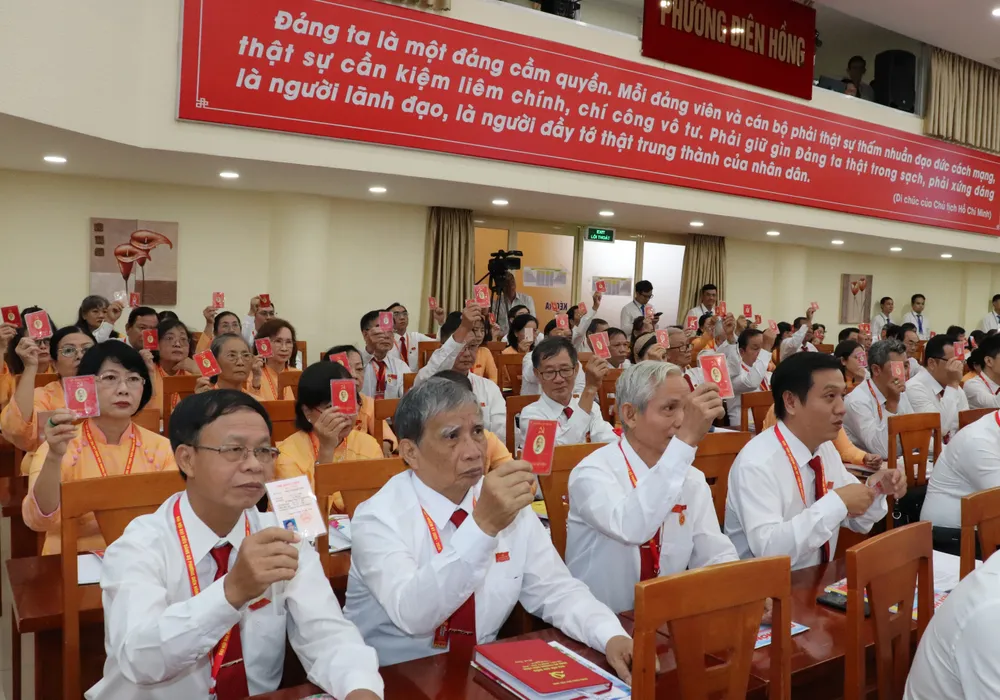 Các đại biểu biểu quyết tại đại hội IMG_3612.JPG