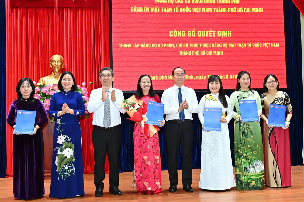 Trao quyết định và hoa chúc mừng Đảng bộ bộ phận Ban Công tác Phụ nữ. Ảnh: VIỆT DŨNG Hinh 10.jpg