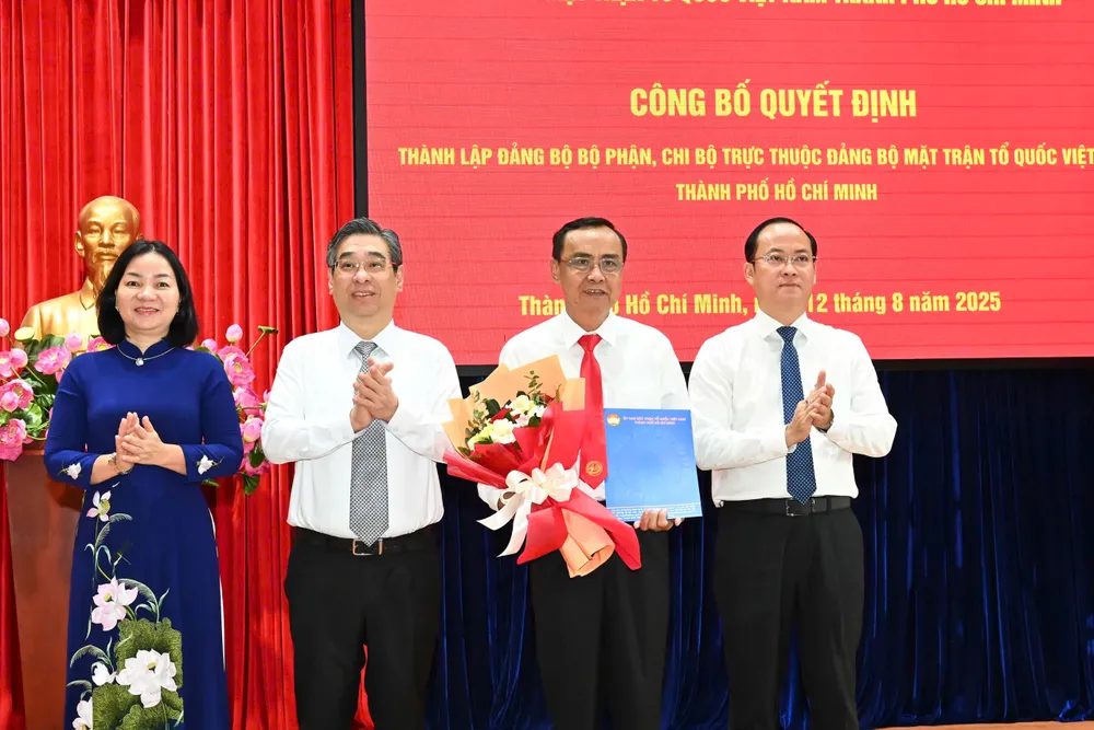 Trao quyết định và hoa chúc mừng Chi bộ Ban Công tác Cựu chiến binh. Ảnh: VIỆT DŨNG HÌnh 11.jpg