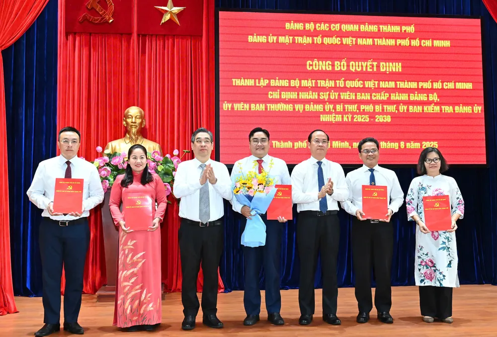 Đồng chí Nguyễn Phước Lộc trao quyết định chỉ định nhân sự Ủy ban Kiểm tra Đảng ủy Ủy ban MTTQ Việt Nam TPHCM. Ảnh: VIỆT DŨNG Hinh 3.jpg