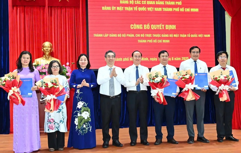Đồng chí Nguyễn Phước Lộc trao quyết định và hoa chúc mừng Chi bộ các ban tham mưu giúp việc cơ quan Ủy ban MTTQ Việt Nam TPHCM. Ảnh: VIỆT DŨNG Hinh 4.jpg