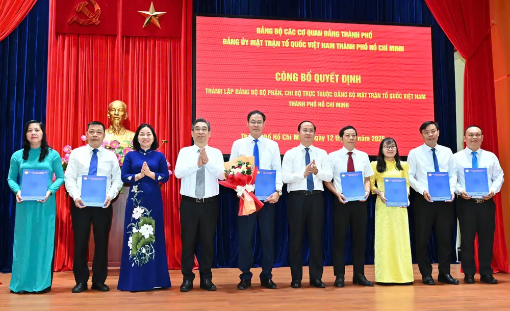 Trao quyết định và hoa chúc mừng Chi bộ Ban Công tác Nông dân. Ảnh: VIỆT DŨNG Hinh 5.jpg