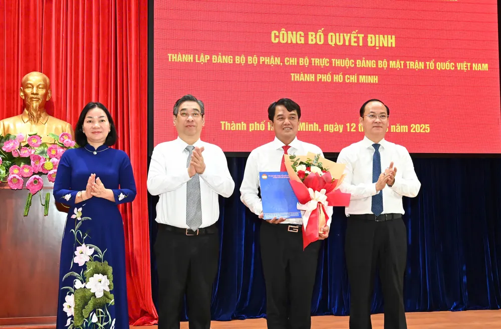 Trao quyết định và hoa chúc mừng Đảng bộ bộ phận Ban Công tác Công đoàn. Ảnh: VIỆT DŨNG Hinh 6.jpg