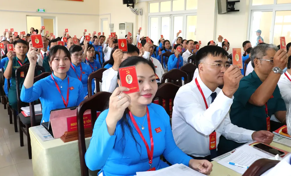 Đại biểu biểu quyết tại đại hội IMG_3647.JPG