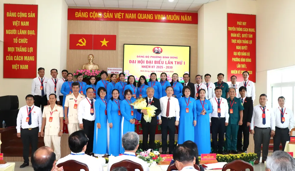 Đồng chí Dương Anh Đức chúc mừng Ban Chấp hành Đảng bộ phường Bình Đông IMG_3681.JPG
