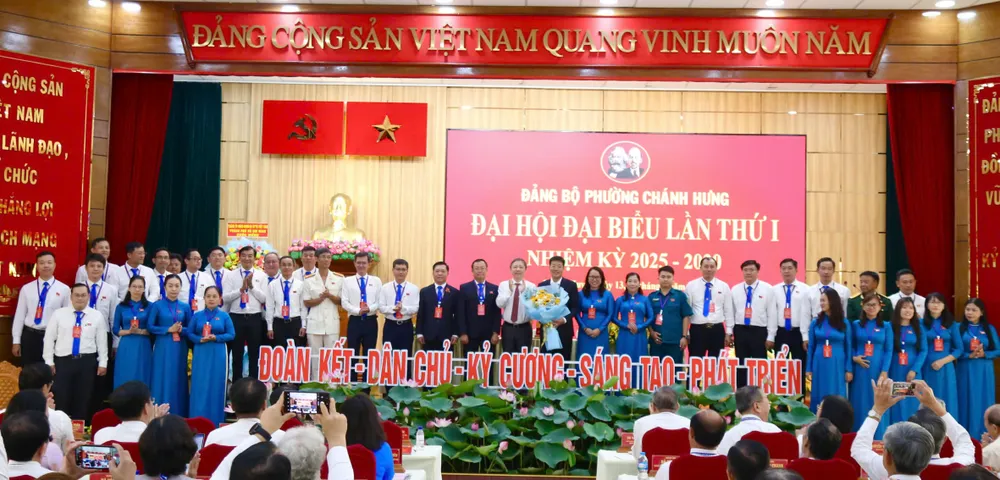 Đồng chí Dương Anh Đức chúc mừng Ban Chấp hành Đảng bộ phường Chánh Hưng nhiệm kỳ mới HInh 4.jpg