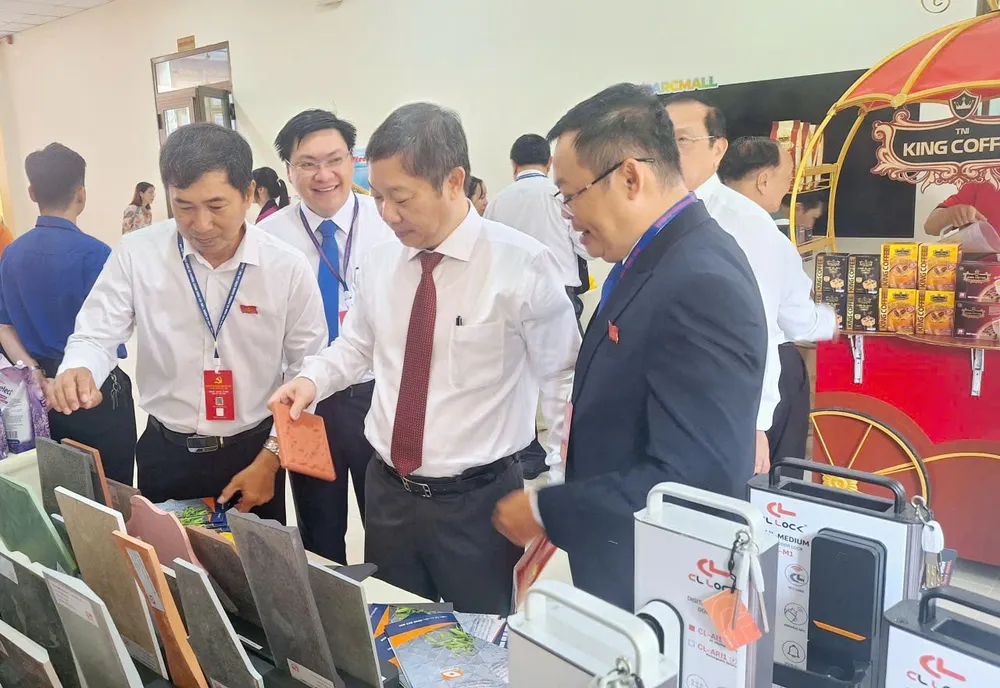 Đồng chí Dương Anh Đức tham quan các gian hàng trưng bày sản phẩm Hinh 5.jpg