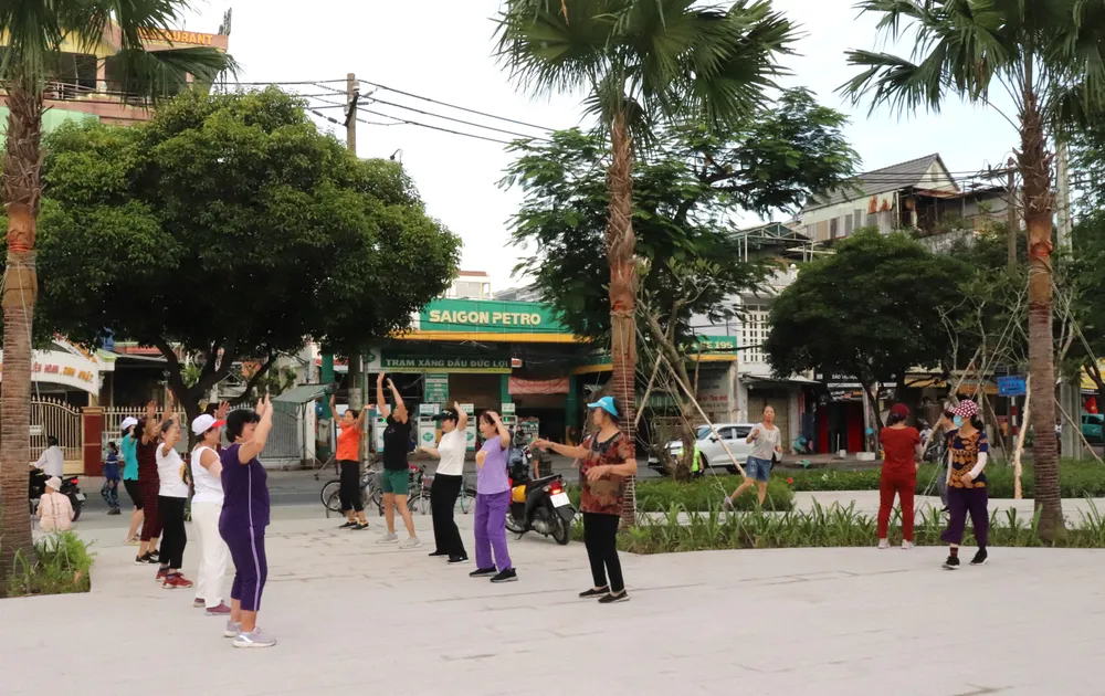 Người dân vui tập thể dục thể thao tại công viên Dạ Nam IMG_3707.JPG